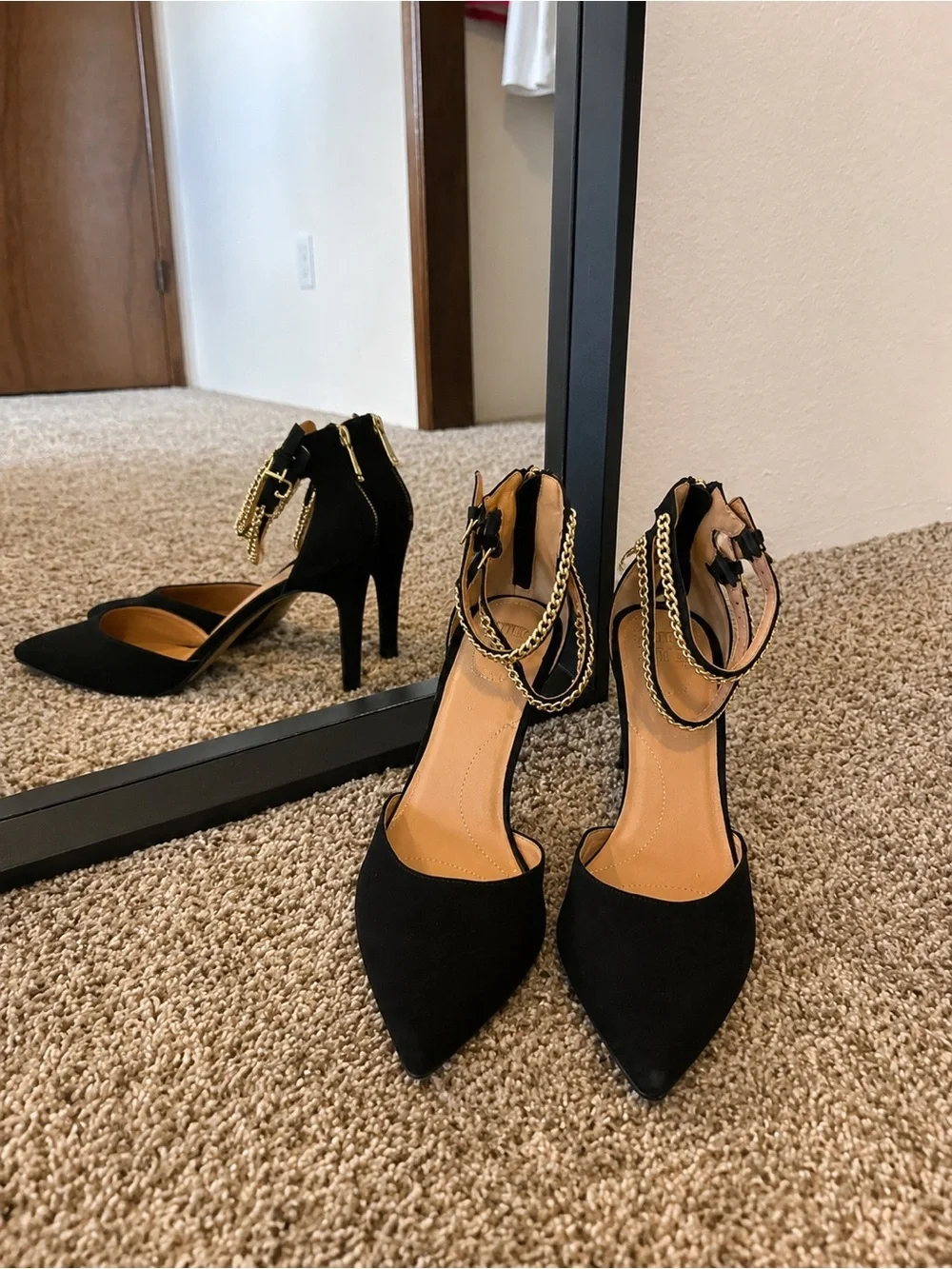 Mootsies Tootsies Black Pointed Toe Heels with Gold Chain Anklets